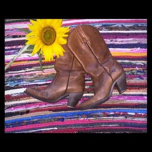 Gently worn Vinrage Frye cowboy style boots